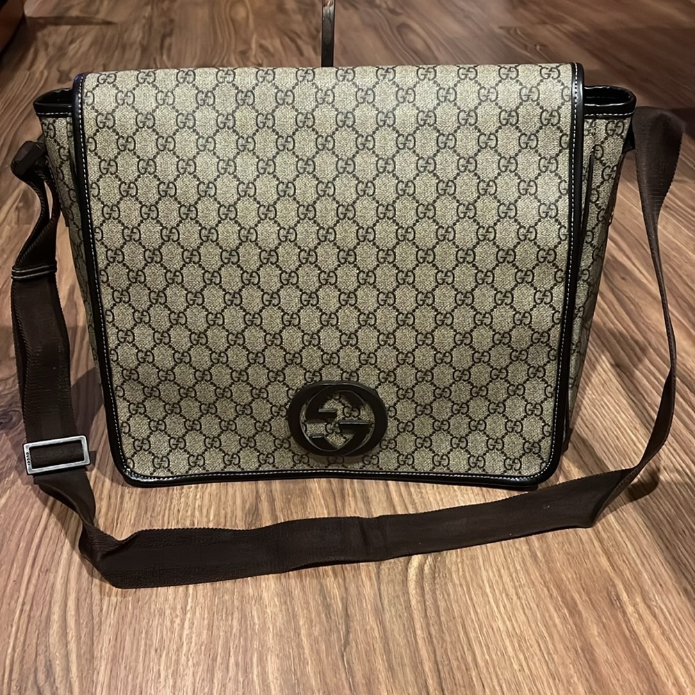 A407- 💯 % authentic Gucci crossbody bag - Picture 3 of 16